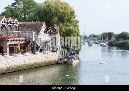 Der alte Getreidespeicher Pub und Restaurant am Ufer des Flusses Frome, Wareham, Dorset, England, UK. Stockfoto