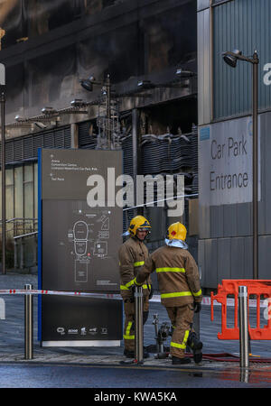 Feuerwehr am Parkhaus Park in der Nähe der Echo Arena in Liverpool, nach der letzten Nacht Brand, Hunderte von Autos zerstört. Stockfoto