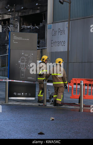 Feuerwehr am Parkhaus Park in der Nähe der Echo Arena in Liverpool, nach der letzten Nacht Brand, Hunderte von Autos zerstört. Stockfoto