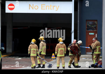 Feuerwehr am Parkhaus Park in der Nähe der Echo Arena in Liverpool, nach der letzten Nacht Brand, Hunderte von Autos zerstört. Stockfoto