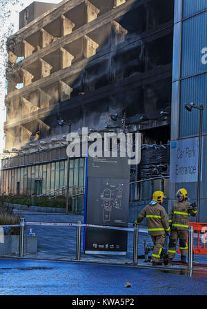 Feuerwehr am Parkhaus Park in der Nähe der Echo Arena in Liverpool, nach der letzten Nacht Brand, Hunderte von Autos zerstört. Stockfoto