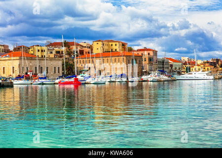 Beeindruckende Stadt Chania, Aussicht mit Yacht und azurblauen Meer, Insel Kreta, Griechenland. Stockfoto