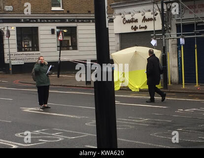 Ein Zelt wird errichtet in Norwood Road in Tulse Hill, South London nachdem ein 17-jähriger Junge starb nach einem tödlichen Erstechen. Vier Menschen haben während einer Zeichenkette von scheinbar keine Morde in London zum Tod während eines Zeitraums von 24 Stunden erstochen worden, teilte die Polizei mit. Stockfoto
