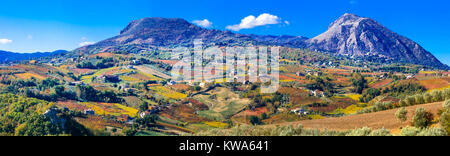 Beeindruckende Herbst Landschaft, mit Blick auf Weinberge und, Benevento, Kampanien, Italien. Stockfoto