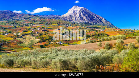 Beeindruckende Herbst Landschaft, Panoramaaussicht, in der Nähe von Benevento, Kampanien, Italien. Stockfoto