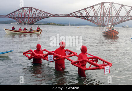 Die Menschen nehmen an den jährlichen Loony Dook schwimmen im Firth-of-Forth, Schottland. Stockfoto