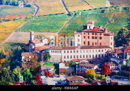 Beeindruckende Barolo Dorf, mit Blick auf die Weinberge und Burg, Piemont, Italien. Stockfoto