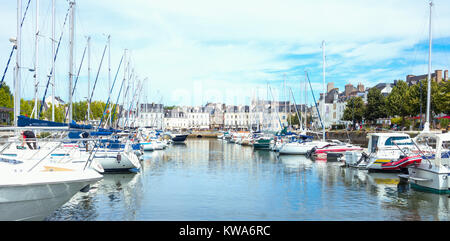 Vannes, Frankreich - 7. August 2017: Boote im Kanal der Hafen festgemacht Stockfoto