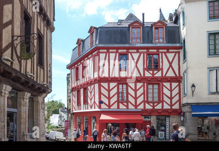 Vannes, Frankreich - August 7, 2017: Blick auf die alte Half-Timbered Häuser rund um die St. Peter Kathedrale Stockfoto