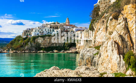 Schöne Vieste Dorf, mit traditionellen huses ovre Felsen und Meer, Provinz Foggia, Apulien, Italien. Stockfoto