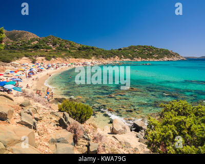 Villasimius, Italien - 14 August 2017: Transparente und das türkisfarbene Meer in Villasimius. Sardinien, Italien. Stockfoto