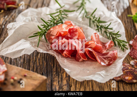 Coppa di Parma Schinken mit frischen Rosmarin. Mediterrane Speisen. Italienische Küche. Stockfoto