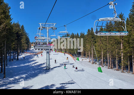 WINTERBERG, Deutschland - 14. FEBRUAR 2017: die Menschen auf Skiern von hoch oben in einer Sesselbahn am Skikarussell Winterberg gesehen Stockfoto