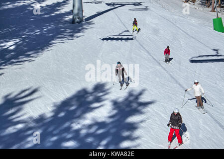 WINTERBERG, Deutschland - 14. FEBRUAR 2017: Gruppe von Skifahrern unter einem Sessellift läuft im Skikarussell Winterberg Stockfoto