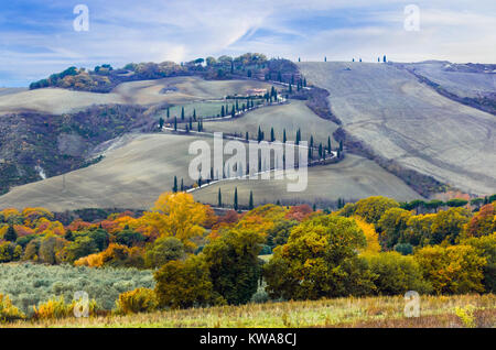 Beeindruckende Herbst Landschaft, Panoramaaussicht, in der Toskana, Italien. Stockfoto
