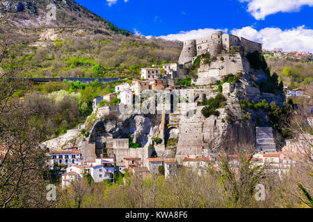 Eindrucksvollen Cerro al Volturno Dorf, Ansicht mit pandone Schloss und die Berge, Molise, Italien. Stockfoto