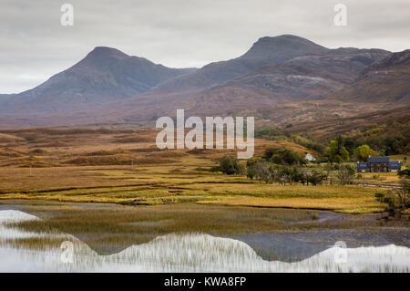 Reflexionen in ruhiges Wasser am Loch Coultrie, Wester Ross, Schottland Stockfoto