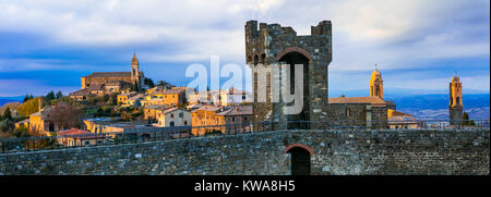 Schönen Montalcino Dorf, Blick vom Schloss, Panoramaaussicht, in der Toskana, Italien. Stockfoto