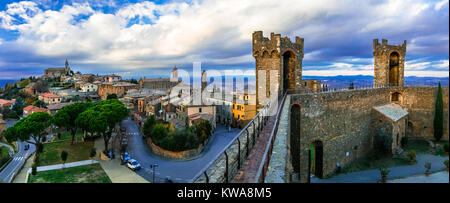 Beeindruckende Montalcino Dorf, mit Blick auf die mittelalterliche Burg und traditionelle Häuser, Toskana. Stockfoto