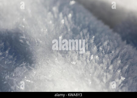 Komplexe glitzernden Eis Blumen auf Schnee nach einem eiskalten Nacht in der Eifel. Stockfoto