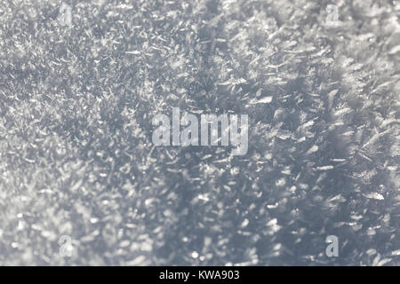 Komplexe glitzernden Eis Blumen auf Schnee nach einem eiskalten Nacht in der Eifel. Stockfoto