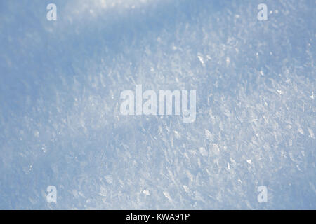 Aufwändige glitzernden Eis Blumen auf Schnee nach einem eiskalten Nacht in der Eifel. Stockfoto