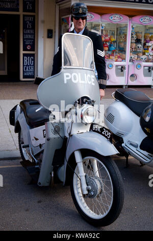 Mann verkleidet als historische Polizist mit seinem Motorrad Stockfoto