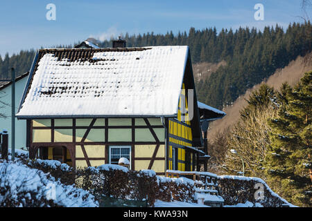 Bunte Fachwerkhäuser in der nördlichen Eifeldorf Monschau Widdau im Winter, Deutschland. Stockfoto
