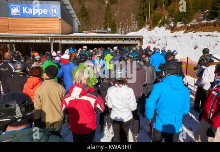 WINTERBERG, Deutschland - 14. FEBRUAR 2017: Skifahrer stehen in der Schlange auf ein Sessellift für die an der Oberseite an Skikarussell Winterberg zu erhalten Stockfoto