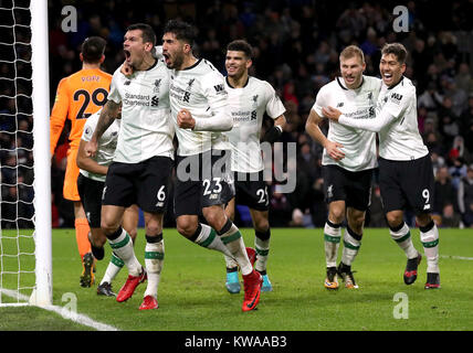 Liverpools Dejan Lovren (links) und Liverpools Emre können (Zweite links) und Feiern nach Liverpool Ragnars Klavan (Zweiter von rechts) Kerben zweiten Ziel seiner Seite des Spiels während der Premier League Spiel im Turf Moor, Burnley. Stockfoto