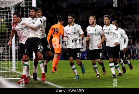 Liverpools Dejan Lovren (links), Emre können (Zweite links), Dominic Solanke (Mitte) und Roberto Firmino (rechts) nach Liverpool Ragnars Klavan (Zweiter von rechts) Kerben zweiten Ziel seiner Seite des Spiels während der Premier League Spiel im Turf Moor, Burnley feiern. Stockfoto