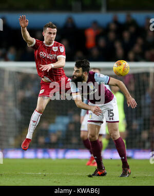 Aston Villa 1,6 km Jedinak (rechts) und Bristol City Joe Bryan in Aktion während der Sky Bet Championship Match in der Villa Park, Birmingham. Stockfoto