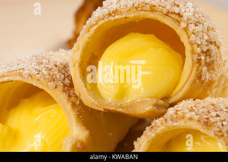 Blätterteig Vanillepudding Hörner auf einem Holzbrett Stockfoto