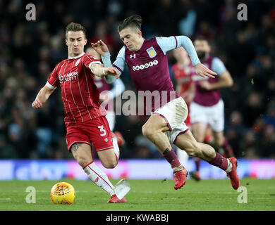 Aston Villa Jack Grealish hält weg von Bristol City Joe Bryan während der Sky Bet Championship Match in der Villa Park, Birmingham. Stockfoto