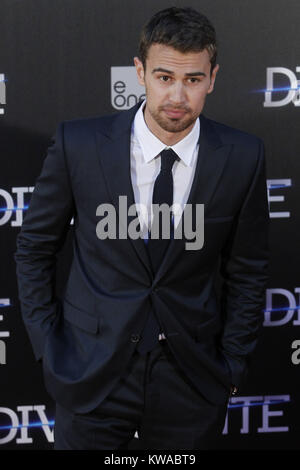 MADRID, Spanien - April 03: Theo James, Shailene Woodley und Neil Burger "ivergent" Premiere Callao Kino besuchen am 3. April 2014 in Madrid, Spanien Personen: Theo James Stockfoto