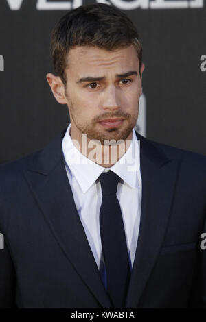 MADRID, Spanien - April 03: Theo James, Shailene Woodley und Neil Burger "ivergent" Premiere Callao Kino besuchen am 3. April 2014 in Madrid, Spanien Personen: Theo James Stockfoto