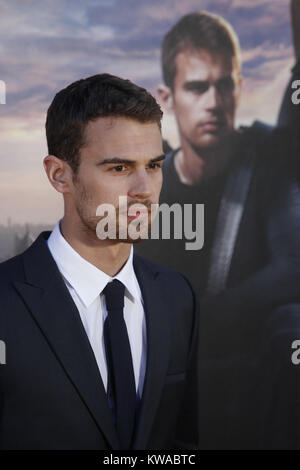 MADRID, Spanien - April 03: Theo James, Shailene Woodley und Neil Burger "ivergent" Premiere Callao Kino besuchen am 3. April 2014 in Madrid, Spanien Personen: Theo James Stockfoto