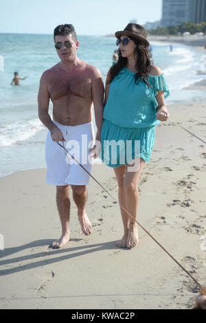 SMG Simon Cowell Lauren Silverman Eric Cowell FLXX Strand Kind Baby 022414 13.JPG Miami, FL - 24. Februar: Neue Eltern Simon Cowell und Lauren Silverman genießen Sie die Miami Beach mit ihren Yorkshire Terrier, Sqiddly und Diddly. Cowell und Silverman begrüßte ihre Sohn am Valentinstag vor 10 Tagen am 24. Februar in Delray Beach, Florida 2014. (Foto durch Stürme Media Group) Personen: Simon Cowell Lauren Silverman Eric Cowell Stockfoto