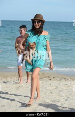 SMG Simon Cowell Lauren Silverman Eric Cowell FLXX Strand Kind Baby 022414 19.JPG Miami, FL - 24. Februar: Neue Eltern Simon Cowell und Lauren Silverman genießen Sie die Miami Beach mit ihren Yorkshire Terrier, Sqiddly und Diddly. Cowell und Silverman begrüßte ihre Sohn am Valentinstag vor 10 Tagen am 24. Februar in Delray Beach, Florida 2014. (Foto durch Stürme Media Group) Personen: Simon Cowell Lauren Silverman Eric Cowell Stockfoto