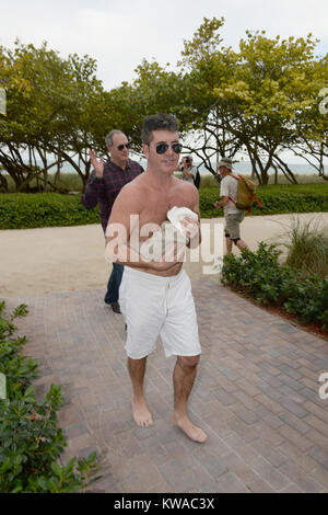 SMG Simon Cowell Lauren Silverman Eric Cowell FLXX Strand Kind Baby 022414 35.JPG Miami, FL - 24. Februar: Neue Eltern Simon Cowell und Lauren Silverman genießen Sie die Miami Beach mit ihren Yorkshire Terrier, Sqiddly und Diddly. Cowell und Silverman begrüßte ihre Sohn am Valentinstag vor 10 Tagen am 24. Februar in Delray Beach, Florida 2014. (Foto durch Stürme Media Group) Personen: Simon Cowell Lauren Silverman Eric Cowell Stockfoto