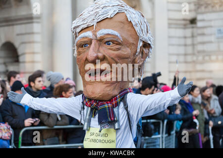 London, Großbritannien. 1 Jan, 2018. Sir David Attenborough die größeren dann leben Abbildung an der Parade findet. Ausübende Künstler, Bands und andere Teilnehmer der Massen bei Day Parade des 2018 in London das Neue Jahr (LNDYP), die von Picadilly unterhalten, über Pall Mall und Trafalgar Square in Richtung Parliament Square, mit über 8.000 Künstler einschließlich Marching Bands, Cheerleadern, Nächstenliebe, historische Fahrzeuge und Gruppen aus der Londoner Stadtteilen. Credit: Imageplotter Nachrichten und Sport/Alamy leben Nachrichten Stockfoto