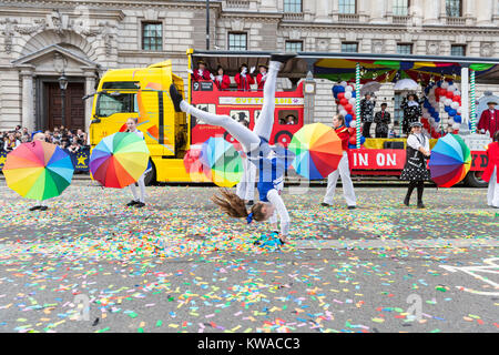 London, Großbritannien. 1 Jan, 2018. Teilnehmer aus dem Londoner Stadtteil Sutton in eine energetische Performance mit Akrobatik. Ausübende Künstler, Bands und andere Teilnehmer der Massen bei Day Parade des 2018 in London das Neue Jahr (LNDYP), die von Piccadilly unterhalten, über Pall Mall und Trafalgar Square in Richtung Parliament Square, mit über 8.000 Künstler einschließlich Marching Bands, Cheerleadern, Nächstenliebe, historische Fahrzeuge und Gruppen aus der Londoner Stadtteilen. Credit: Imageplotter Nachrichten und Sport/Alamy leben Nachrichten Stockfoto