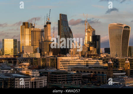 London, Großbritannien. 1 Jan, 2018. Der erste Sonnenuntergang im neuen Jahr, wie von der Aussichtsplattform - Neue Jahre Tag in der Tate Modern zu sehen. Credit: Guy Bell/Alamy leben Nachrichten Stockfoto