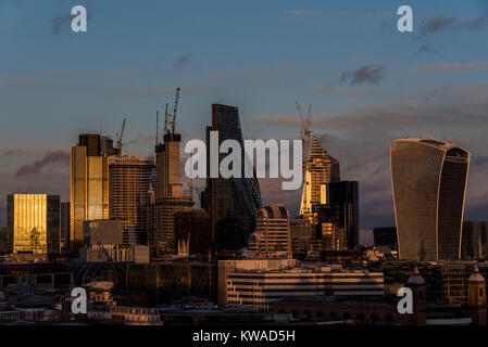 London, Großbritannien. 1 Jan, 2018. Der erste Sonnenuntergang im neuen Jahr, wie von der Aussichtsplattform - Neue Jahre Tag in der Tate Modern zu sehen. Credit: Guy Bell/Alamy leben Nachrichten Stockfoto