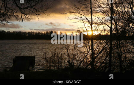 Lurgan, Nordirland. 01. Januar 2018. UK Wetter - ein gemischter Tag mit Sonnenschein und Duschen mit kaltem Wind. Angeln stehen und onshore Wind, wie die Sonne. Quelle: David Hunter/Alamy leben Nachrichten Stockfoto