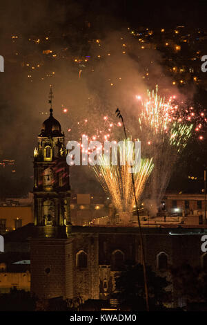 Feuerwerk über dem San Felipe Neri Kirche im kolonialen Zentrum auf dem Schüren von Mitternacht feiern das neue Jahr Januar 1, 2018 in San Miguel de Allende, Mexiko explodieren. Stockfoto