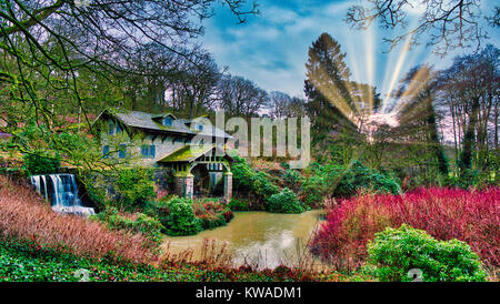 Osmaton Park Wassermühle, Shirley. 1 Jan, 2018. UK Wetter: Spektakuläre 2018 Neue Jahre Tag Sonnenuntergang am Osmaston Park Wassermühle, Shirley, in der Nähe von Ashbourne, Derbyshire Nationalpark Credit: Doug Blane/Alamy leben Nachrichten Stockfoto