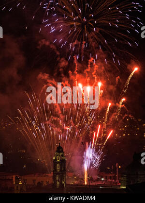 Feuerwerk über dem San Felipe Neri Kirche im kolonialen Zentrum auf dem Schüren von Mitternacht feiern das neue Jahr Januar 1, 2018 in San Miguel de Allende, Mexiko explodieren. Stockfoto