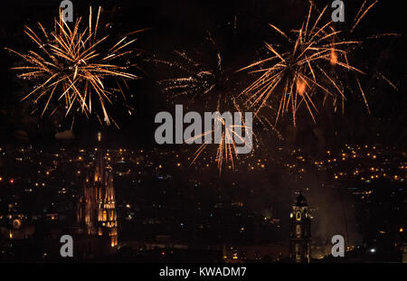 Feuerwerk über der der kolonialen Zentrum auf dem Schüren von Mitternacht feiern das neue Jahr Januar 1, 2018 in San Miguel de Allende, Mexiko explodieren. Stockfoto