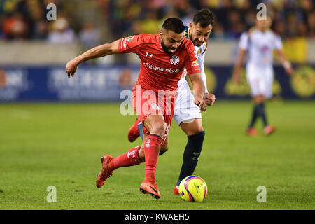 Dez 30, 2017: Toluca Mittelfeldspieler Alexis CANELO (25) steuert die Kugel während der Tour Ãguila Fußballspiel zwischen Toluca und Verein Amerika bei BBVA Compass Stadion in Houston, TX. Chris Brown/CSM Stockfoto